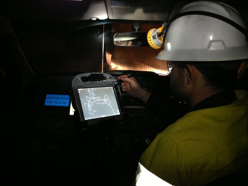 Miner using Trax+Tags II in an underground mine