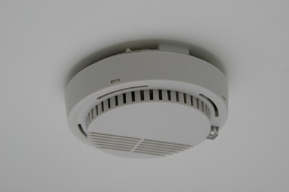 A smoke alarm installed on a ceiling 