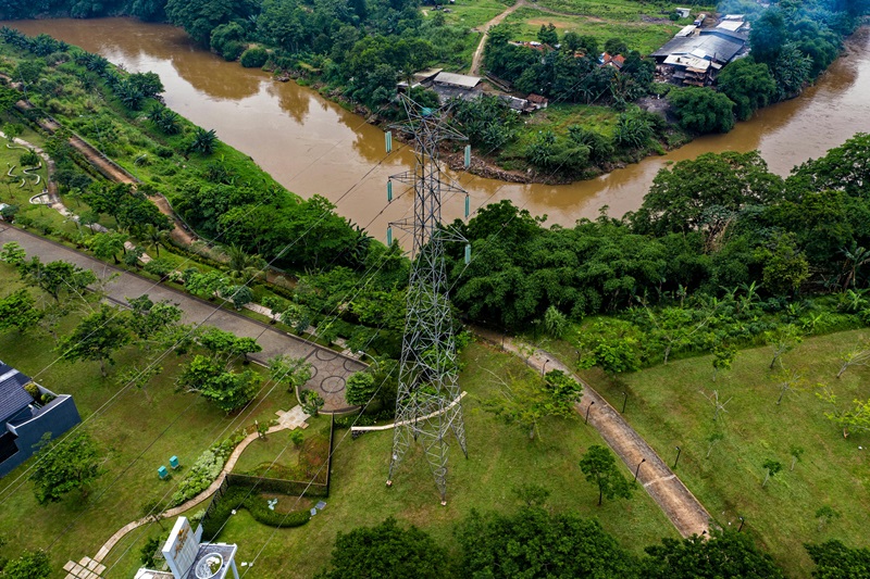 Aerial image of power lines in Sindang Jaya, Banten, Indonesia. Tom Fisk, Pexels.
