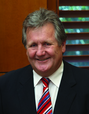 Portrait photo of Dr Ian Poiner.