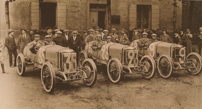 Many men standing behind 3 Delage cars - the Delage team 1914