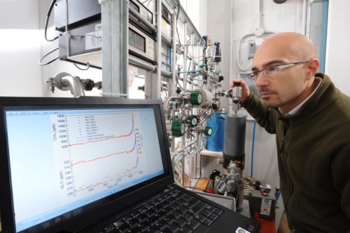 Dr Mauro Rubino: Using a computer to graph the warmest Greenland surface temperatures.