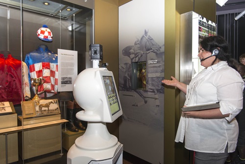 A guide from the National Museum of Australia uses the museum robot to show students Phar Lap’s heart.