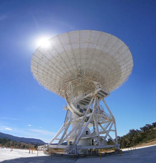 A new 34-m antenna at the CDSCC, DSS35. In 2015 it will receive the first close-up images of Pluto, sent by the New Horizons spacecraft.