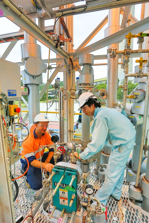 Aaron Cottrell and IHI Corporation's Jun Arakawa work on the PICA post-combustion capture project.