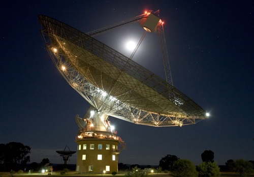 Night time image of the telescope at Parkes. 