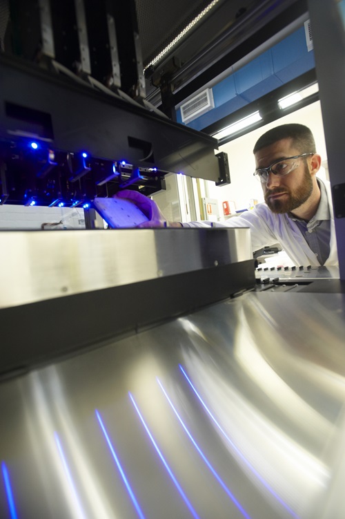 Dr Lee Hubble using the hamilton microlab STARlet liquid handling workstation for high-throughput sensor fabrication.