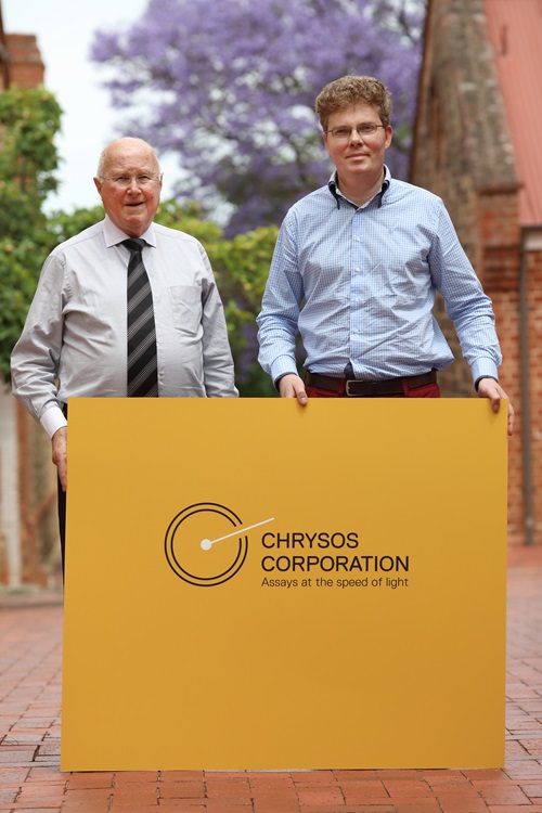(L-R): Mr Anthony McLellan, Chairman of Chrysos, and Dr James Tickner , CSIRO’s lead inventor of the PhotonAssay X-ray gold detection technology.