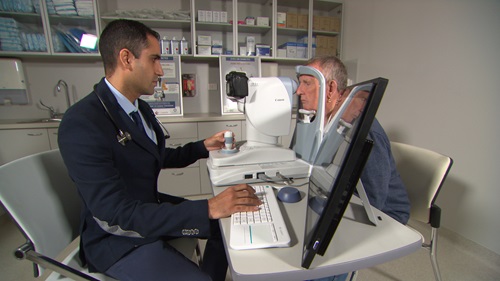 Dr Aly Khanbhai uses the new eye scanning tech on Midland patient.