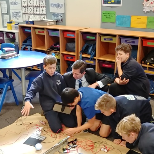 Senator the Hon Simon Birmingham working with East Adelaide Primary School students as part of STEM in Schools.