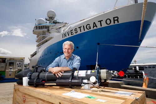 Steve Rintoul on the dock in front of the RV Investigator.