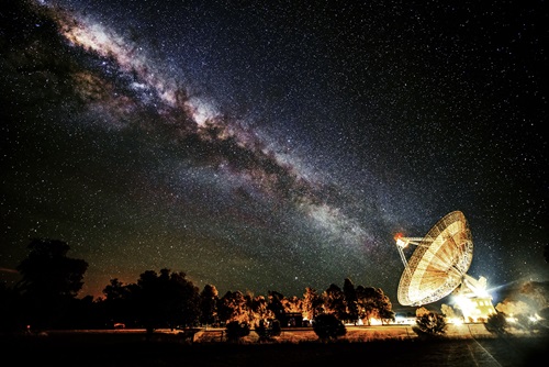 The Parkes radio telescope and night sky.