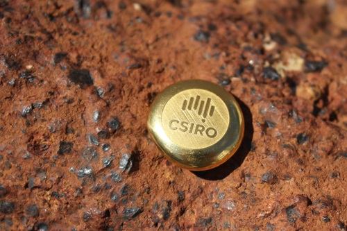 One-ounce gold ingot engraved with the CSIRO logo.