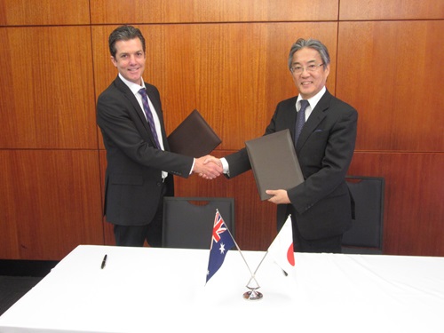 CSIRO Energy Director Dr Tim Finnigan and JOGMEC Chairman and CEO Tetsuhiro Hosonoshaking hands
