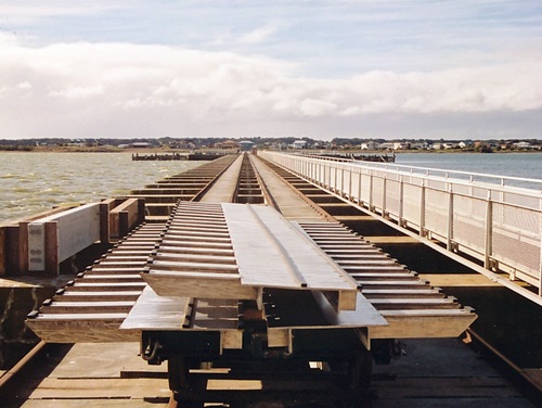 A bridge with water of two different colours on either side.