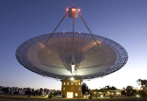 Parkes radio telescope against a blue sky.