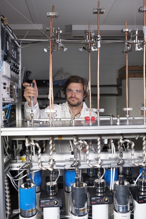 Research technician working on noble gas mass spectrometry Laboratory equipment. 