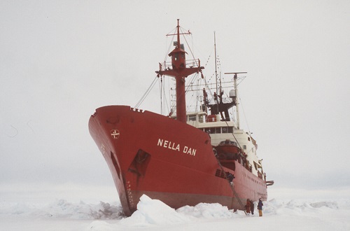 Nella Dan beset in Wilkes Land in Antarctica