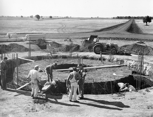 Black and white photgraph of Parkes radio telescope during construction.