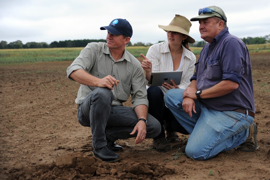 Farmer and CSIRO researchers
