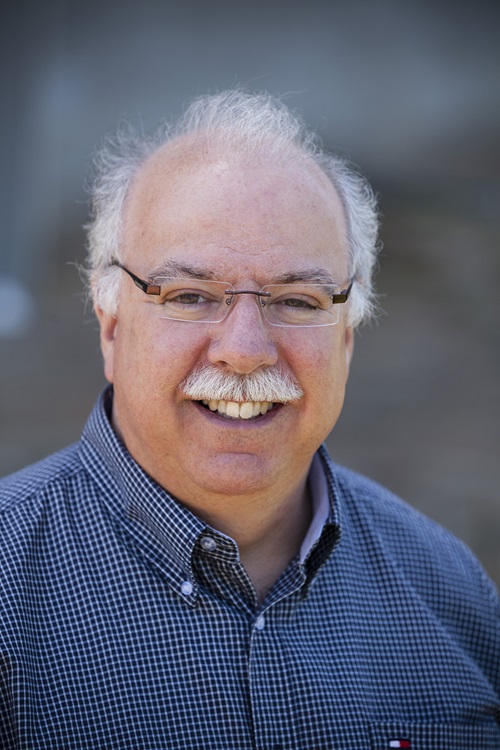 Portrait photo of Paul De Barro.