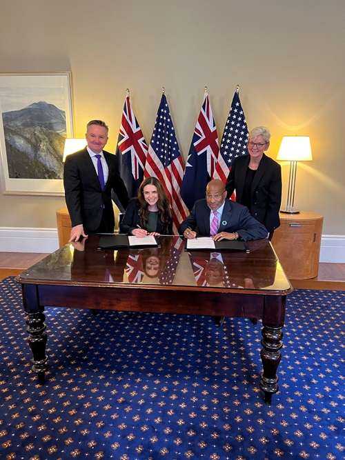 CSIRO’s Bronwyn Fox and NREL’s Peter Green, flanked by Australian Energy Minister Bowen and US Energy Secretary Granholm. 