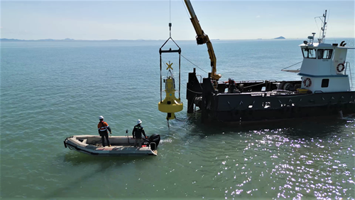 HydraSpectra water sensor being installed on Darumbal Sea Country in Keppel Bay, where CSIRO are monitoring for sediment and dissolved carbon plumes. 