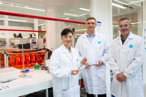 (Left to Right): CSIRO’s Deputy Hydrogen Industry Mission Lead, Dr Vicky Au with CSIRO research scientists Dr Christian Hornung and Dr John Chiefari holding CSM rods.