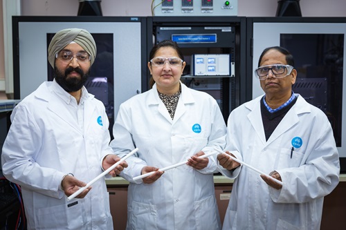 Left to right: Sarb Giddey (CSIRO), Gurpreet Kaur (CSIRO) and Raj Ratnaraj (Hadean Energy) with the SOE tubes.