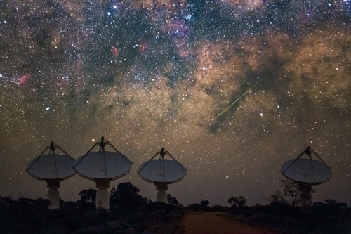 Located on Wajarri Yamaji Country, CSIRO’s ASKAP radio telescope has 36 dish antennas  that work together as one telescope.