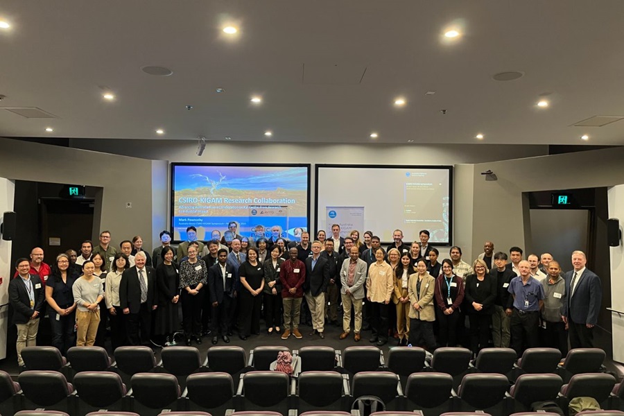 Group of people posing for a photo at the CSIRO-KIGAM joint Symposium in Perth on Advancing Collaboration on Rare Earths