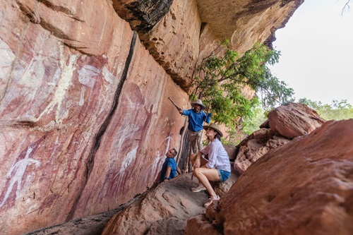 Image of Western Yalanji member Johnny Murison from Jarramali Rock Art Tours showing visitors Quinkan rock art. 