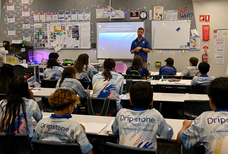 Students learning about aquaculture with CSIRO Researcher and Aquaculture Biologist, Tim Perrin.