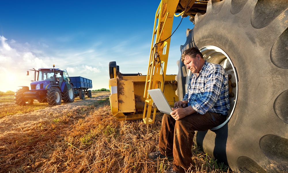 /-/media/OnA/Images/farmer-field-associated.jpg?mw=1000&hash=483D02008B87FF868E330CB3AB8BD452