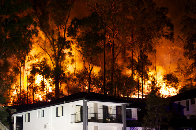 Bushfire burns dangerously close to residential property. Image Flickr