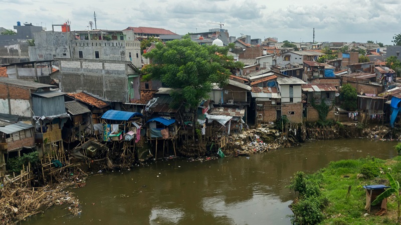 High-density housing made from corrugated iron alongside the heavily polluted Citarum river.