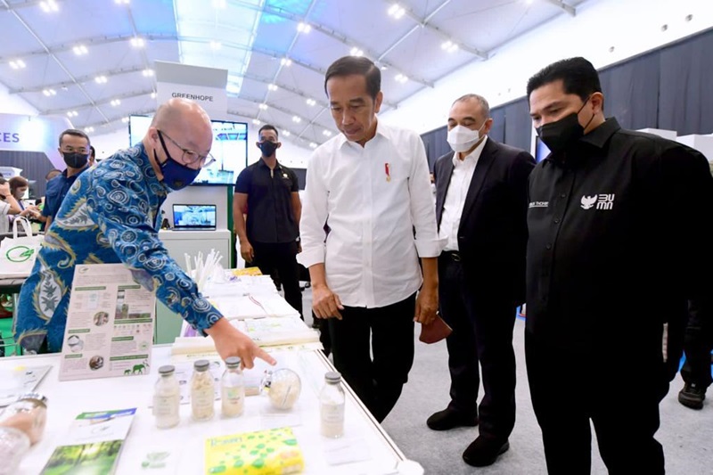 Greenhope team member displays commercial-grade biodegradable packaging on display table to Indonesia's president, Joko Widodo and his team.
