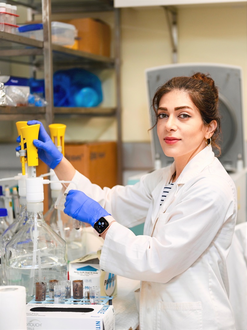 Dr Niloofar Karimian in the lab