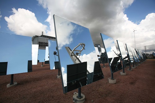 The field is made up of 200 heliostats which concentrate the sun's energy on to a reactor that sits on a 26m high tower. Peak temperatures of more than 1000 degrees Celsius reform natural gas to produce a SolarGas that contains 26% more energy