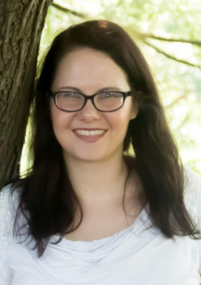 Marthie Grobler leaning against a tree. 