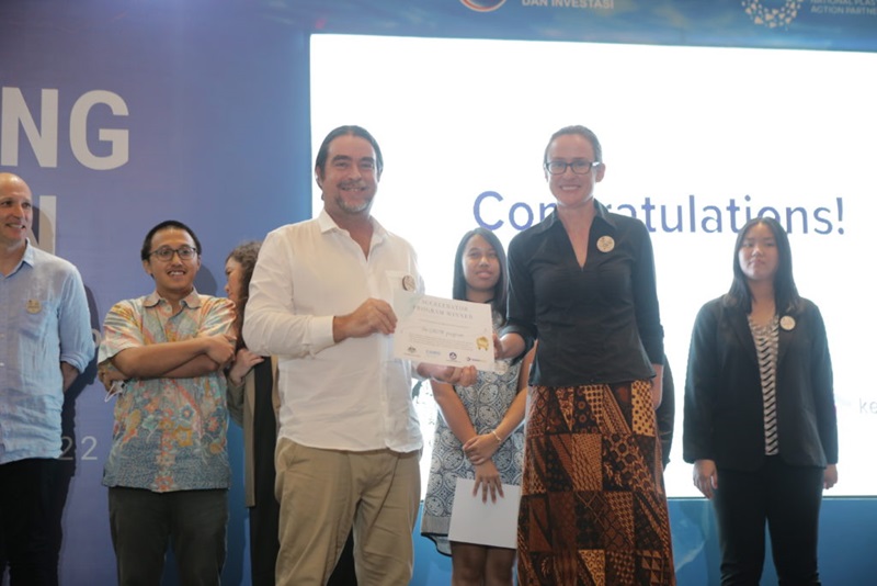 Image of Andrew Sinclair receiving a certificate from Amelia Fyfield.
