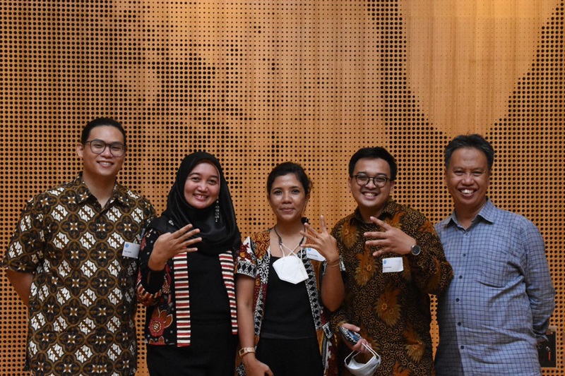 One of the teams of the Plastics Innovation Hub Indonesia Incubation Program smiling to camera.