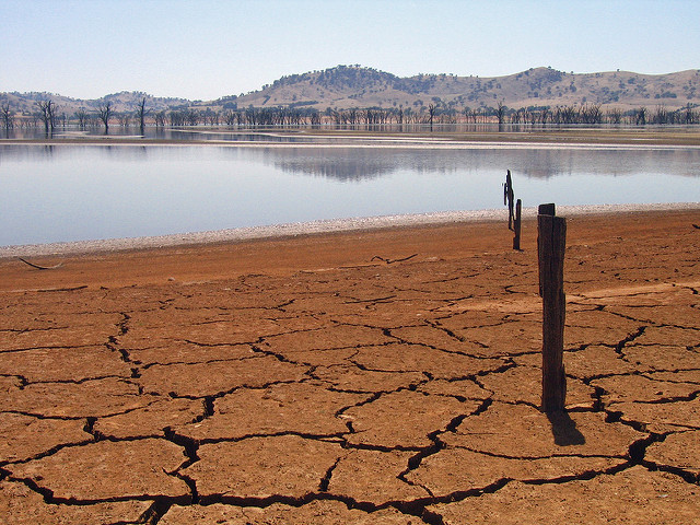 Receding dam