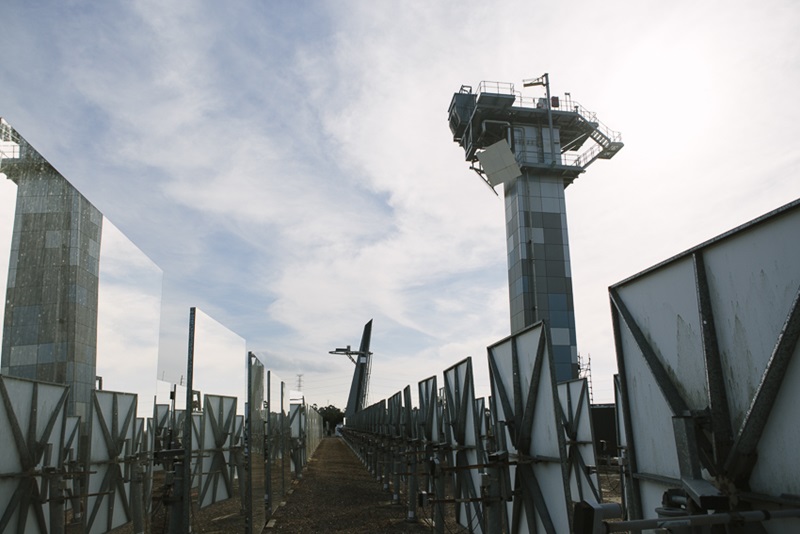 Solar thermal heliostat mirrors and tower