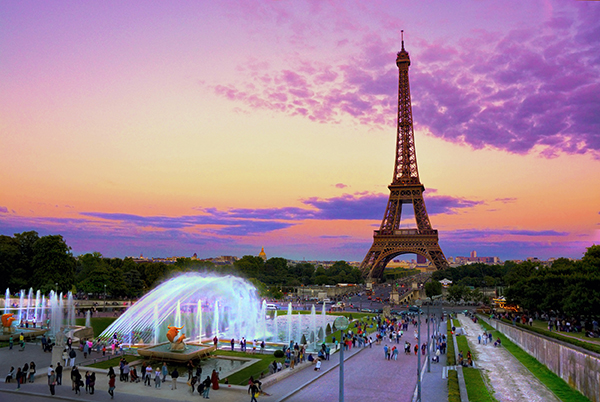 Eiffel tower in twilight with fountains in foreground