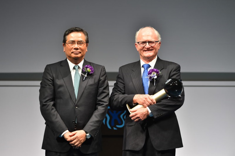chairman of the Asahi Glass Foundation Mr Kazuhiko Ishimura and CSIRO researcher Dr Brian Walker at thBlue Planet Prize 2018 ceremony in Tokyoe