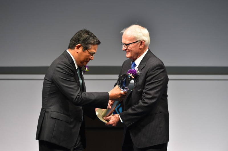 Chairman of the Asahi Glass Foundation Mr Kazuhiko Ishimura presenting the Blue Planet award to Dr Brian Walker.