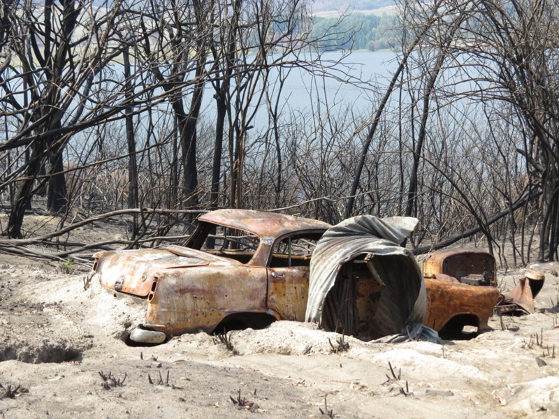 An abandoned car sits among the ash as a reminder of the Kosciuszko fire, Snowy Mountains, Australia. Pictured on the shores of Jourama Pondage Talbingo January 2020. Image by Kate Langford, CSIRO
